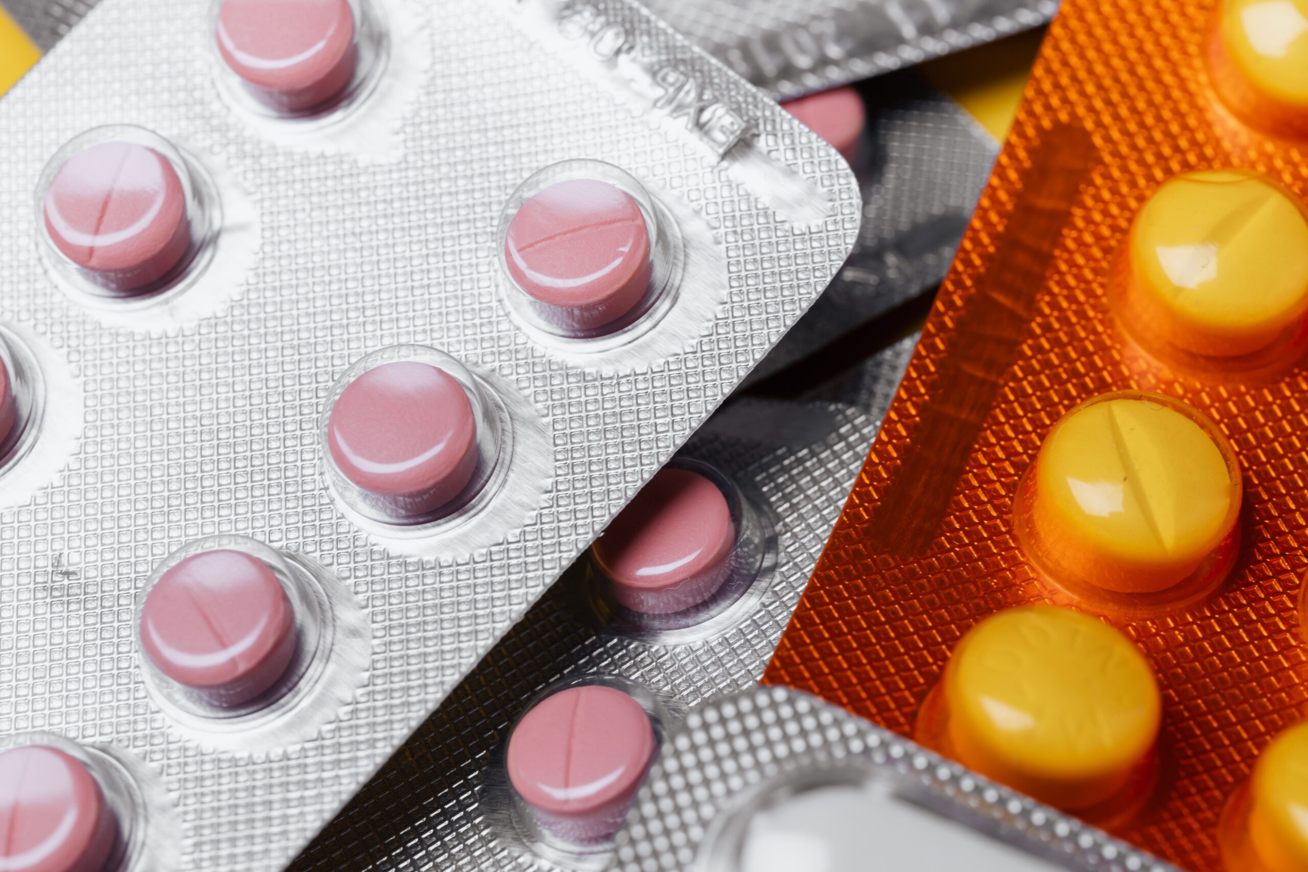 Sicurezza ed efficacia della somministrazione di anticoagulanti in persone con fibrillazione atriale e malattia renale cronica avanzata